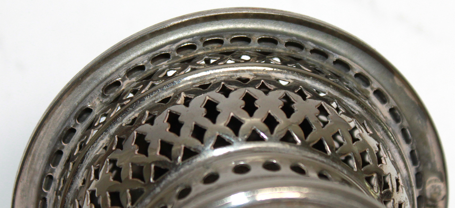 Slot air vents on underside of Ironclad burner basket lip